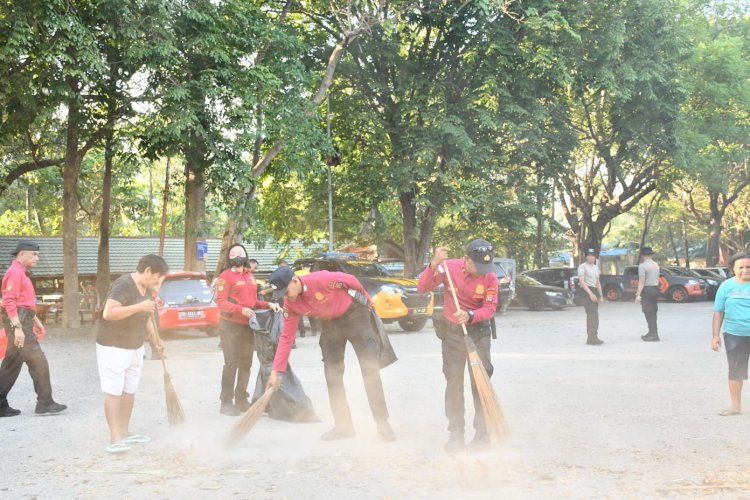 Polda NTT Gelar Bhakti Sosial di Wisata Pantai Lasiana, Wujudkan Gerakan ASRI Bersama Masyarakat