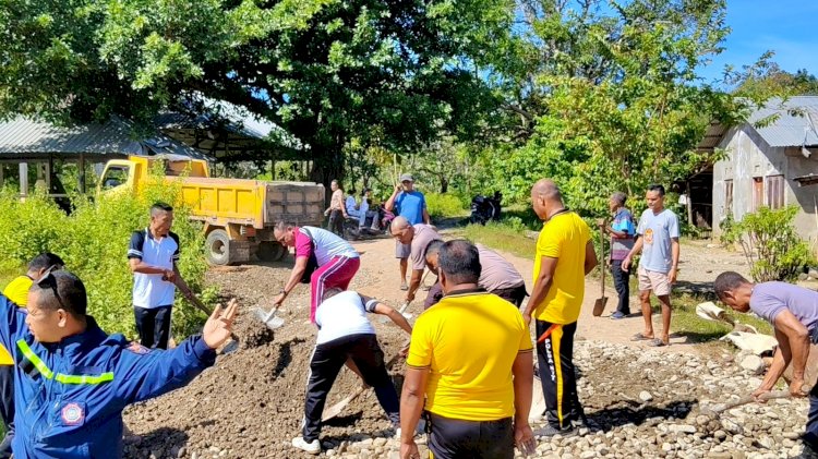 Aksi Nyata Peduli Keselamatan Pengendara, Polsek Tastim bersama Warga Gotong Royong Perbaiki Jalan Berlubang Penghubung Lima Kecamatan