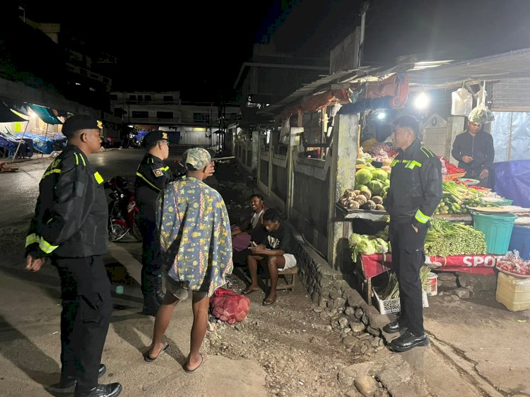 Patroli Dialogis di Kawasan Pasar Baru,Unit Turjawali Samapta Polres Belu Ajak Masyarakat dan Pedagang Hubungi 110 Bila Temukan Gangguan Kamtibmas