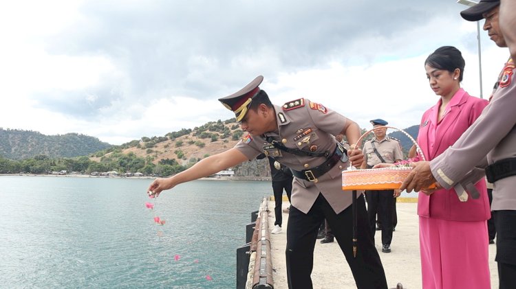 Hari Bhayangkara ke 80, Polres Belu dan Brimob Tabur Bunga di Perairan Perbatasan RI-Timor Leste