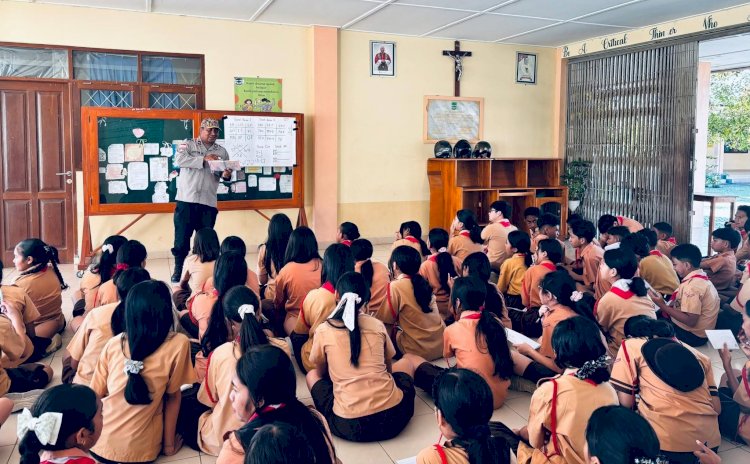 Latihan Pramuka,Kanit Bhabinkamtibmas Polres Belu, AIPDA Anton Nesi Ajari Pelajar SMP Ursulin Atambua