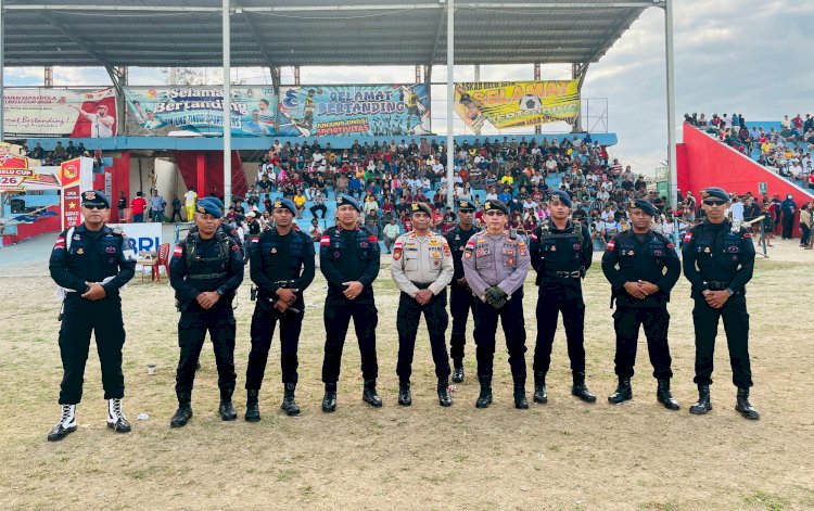 Personel Gabungan Polres Belu dan Brimob Amankan Pertandingan Ketiga Babak 8 Besar Turnamen Sepak Bola Bupati Belu Cup 2026