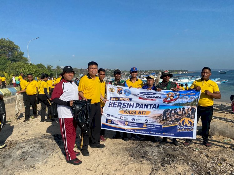 Apel Akbar Bersih Pantai Warnai Peringatan HUT Bhayangkara ke-80, Polda NTT Ajak Masyarakat Jaga Kelestarian Lingkungan