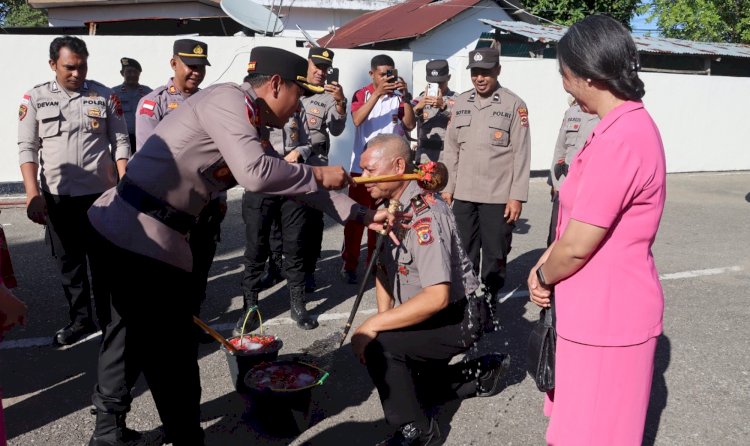 Seru dan Berkesan, 52 Personel Polres Belu dan Brimob yang Naik Pangkat Dapat Siraman Air Kembang, Dihujani Water Canon hingga Tebe Bersama