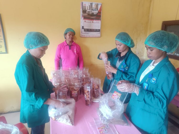 Sinergitas Mahasiswa Universitas Timor dan UMKM Bhayangkari Polres Belu, Mengolah Produk UMKM untuk Pemberdayaan Ekonomi Masyarakat di Kabupaten Belu