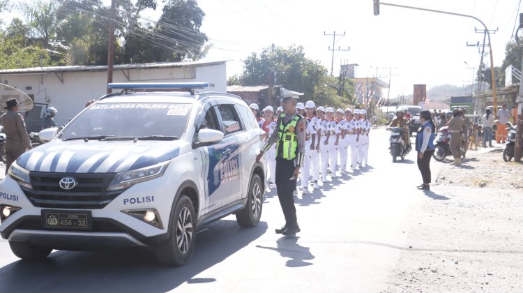 Ramai Dibanjiri Peserta dan Penonton, Gerak Jalan 8 KM Sambut HUT RI ke 81 Dijaga dan Dikawal Ketat Personel Polres Belu