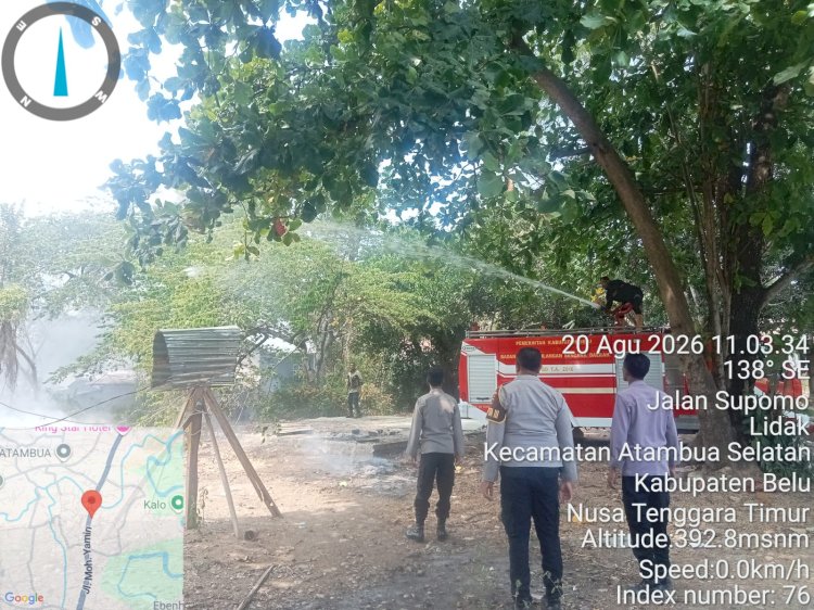 Respon Cepat Laporan Warga, Personel Polres Belu bersama Damkar Padamkan Api yang Membakar Limbah Serbuk Kayu di Lafaekfera