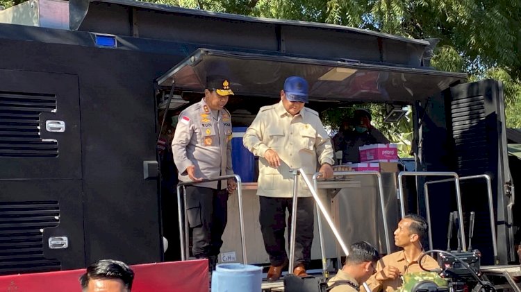 Presiden Prabowo Cek Dapur Lapangan Polri dan Water Treatment di Posko Pengungsian Danga