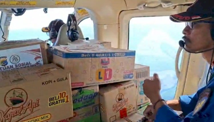 Polri Lakukan Airdrop Bantuan untuk Warga Kampung Landor yang Masih Terisolasi