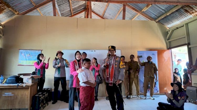 Kapolda NTT Resmikan Revitalisasi MI Al-Hidayah di Pulau Kukusan, Salurkan Bantuan Pasca Gempa