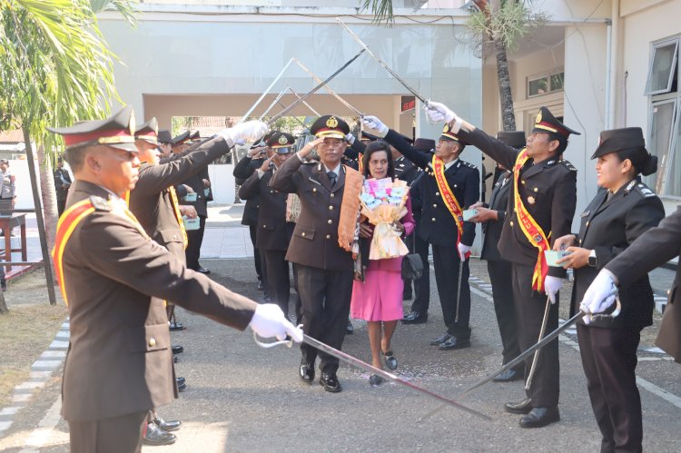 Setelah Upacara, Kapolres Belu bersama Wakapolres dan Anggota Lepas Wisudawan Purna Bakti dengan Tradisi Pedang Pora
