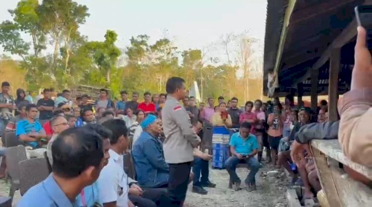 Sampaikan Duka Cita yang Mendalam, PJU Polda NTT Bersama Kapolres Sumba Barat Melayat ke Rumah Duka Korban Penembakan (Pelaku Curnak)