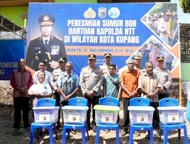 Resmikan Delapan Titik Sumur Bor, Kapolda NTT Salurkan Bansos kepada Warga Kelurahan Belo