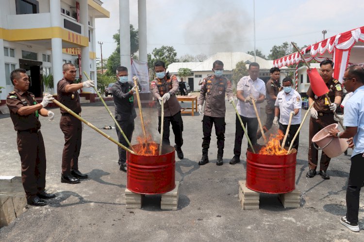 Wujud Sinergi Polri dan Kejaksaan dalam Penegakan Hukum, Kapolres Belu Hadiri Pemusnahan 53 Barang Bukti dari 16 Perkara Inkracht