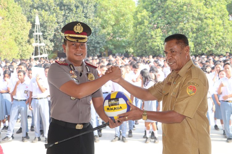 Peduli Dunia Pendidikan dan Pengembangan Bakat Siswa, Kapolres Belu Serahkan Bantuan Bola Voli untuk Pelajar SMAN 1 Atambua