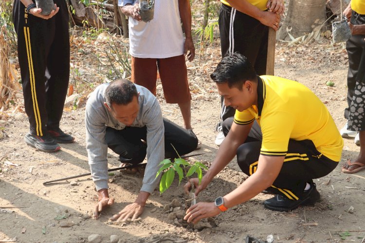 Dari Kerja Bakti Hingga Tanam Anakan Pohon, Polres Belu dan Jajaran Serentak Gelar Aksi Green Policing, Wujudkan Ruang Pubik yang Hijau dan Bersih