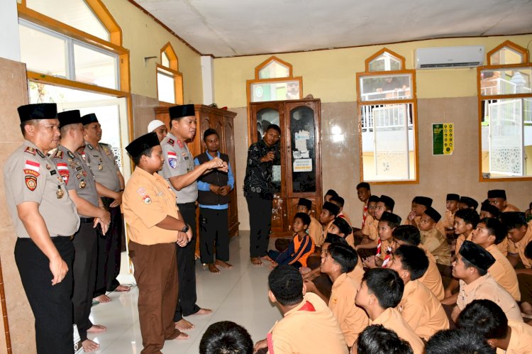 Jumat Keliling Wakapolda NTT: Salat Berjemaah, Sampaikan Pesan Kamtibmas, dan Sambangi Pelajar