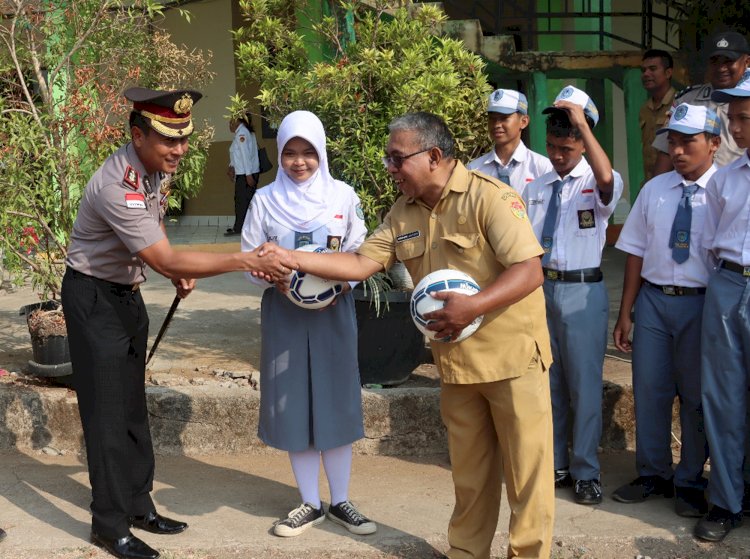 Dari Kepedulian untuk Prestasi, Kapolres Belu Serahkan Bantuan Bola Voli Dukung Pengembangan Bakat Olahraga Pelajar SMKN 1 Atambua