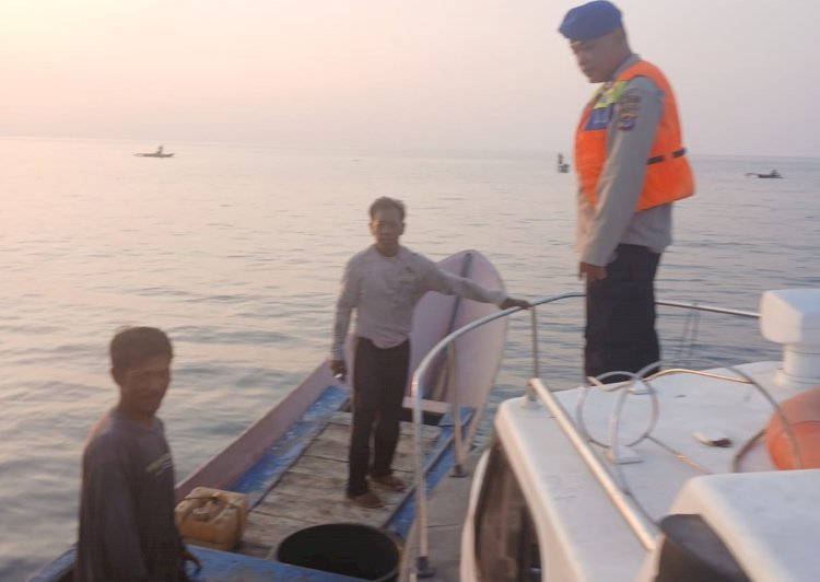 Alat Keselamatan Wajib Dibawa saat Melaut, Imbau Personel Sat Polairud Polres Belu saat Temui Nelayan di Perairan Atapupu