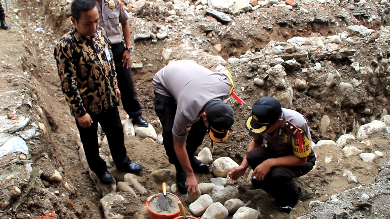 Kapolres Belu Letakkan Batu Pertama Pembangunan Gereja Oikumene