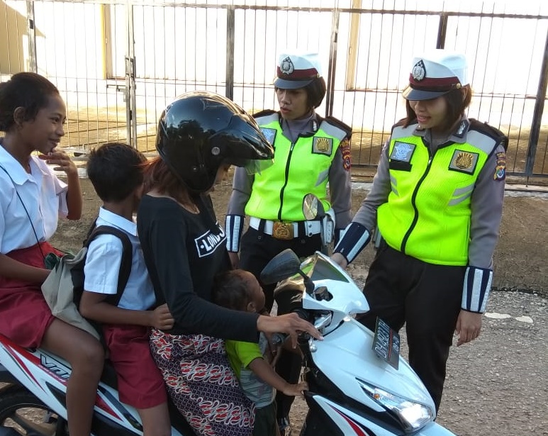Atur Lalin, Sat Lantas Polres Belu Imbau Pelajar Gunakan Helm Saat Kesekolah