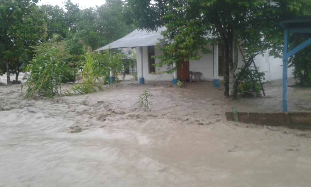 Sungai Baukama Meluap Hingga Merendam Rumah Warga, Polsek Tasifeto Timur Ingatkan Warga untuk Waspada