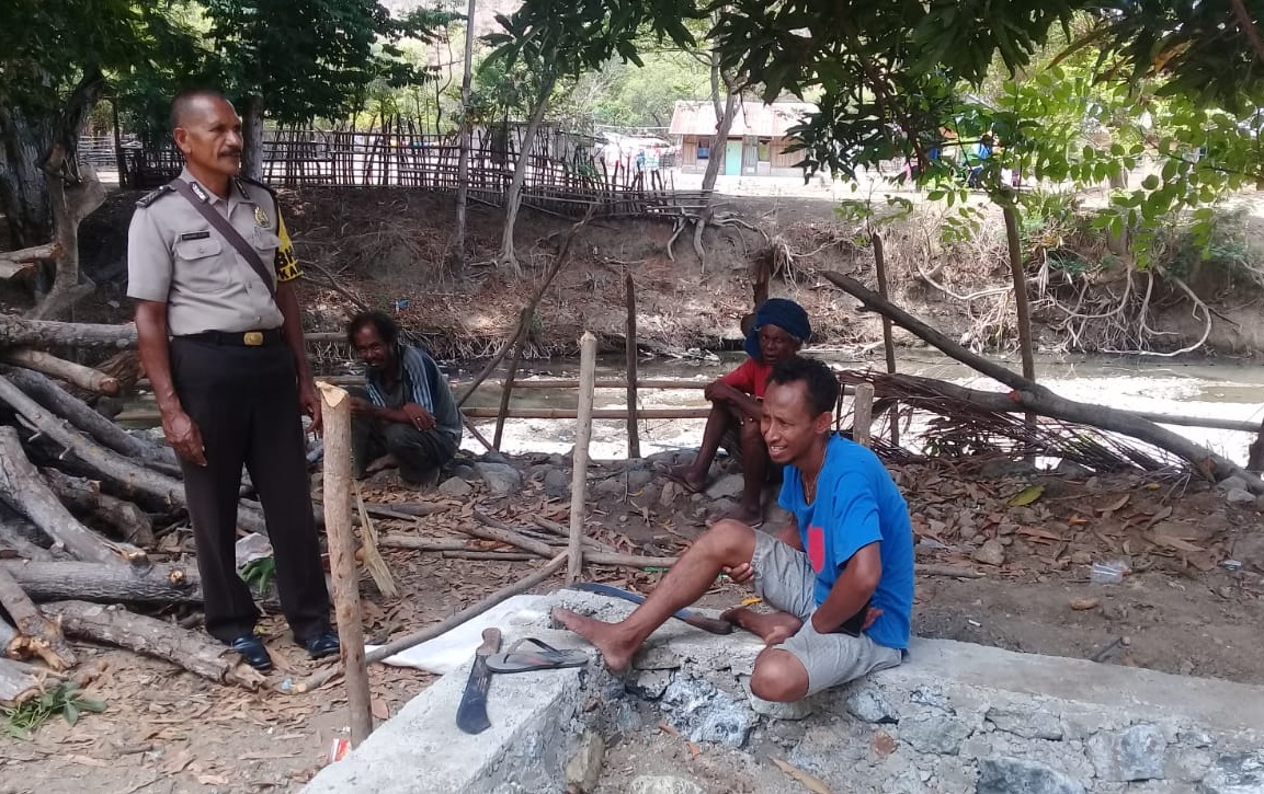 Selalu Waspada di Musim Hujan, Bentuk Imbauan Bhabinkamtibmas Dualaus Kepada Warga Binaannya