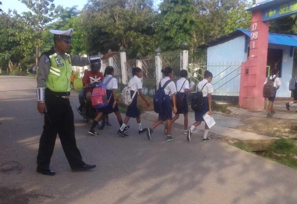 Hari Pertama Kerja, Anggota Polres Belu Turun Full Atur Lalu Lintas