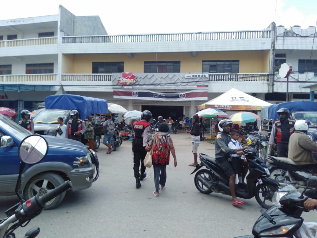 Aksi Terpuji, Anggota Turjawali Polres Belu Bantu Sebrangkan Emak-emak di Jalur Padat Kendaraan