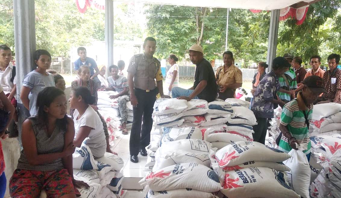 Turun ke Kantor Desa, Bhabinkamtibmas Fatuketi Kawal Pembagian Rastra