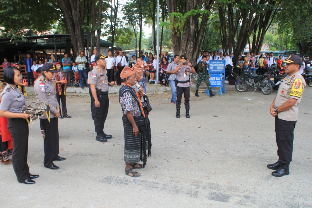 Tiba di Polres Belu, Wakapolda NTT Brigjen Pol Drs. Johanis Asadoma Disambut Sapaan Adat Hingga Gema
