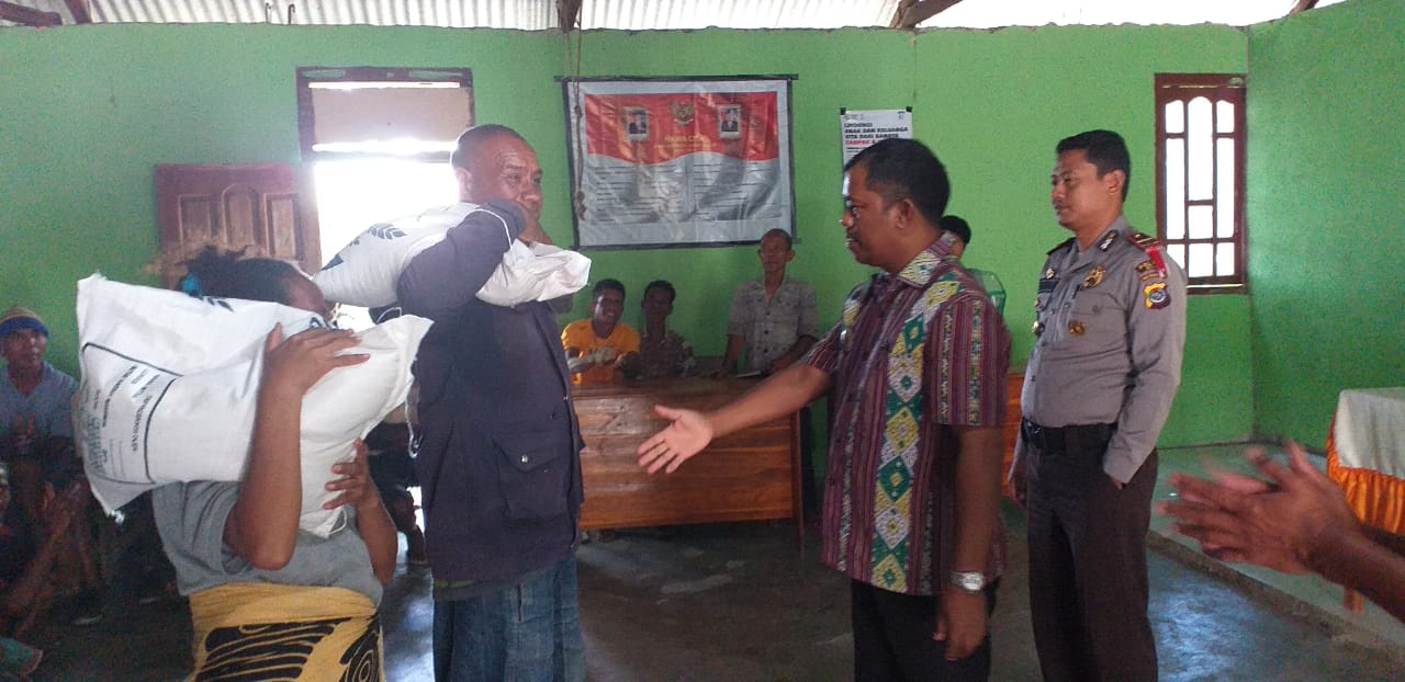 Dua Hari Berturut-turut, Kapolsek Lamaknen Bareng Anggota Kawal Penyaluran Rastra Tahap I Tahun 2019