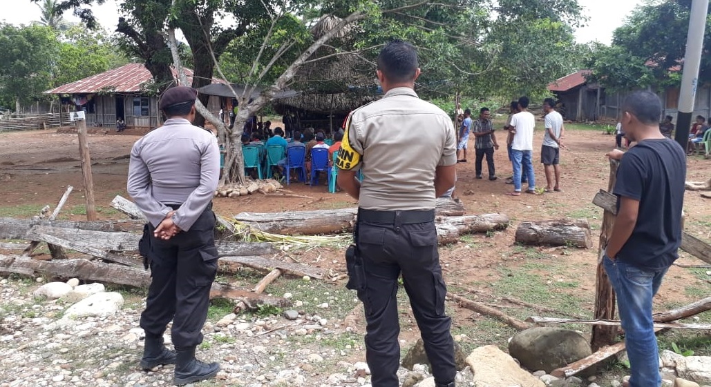 Polsek Sasitamean Amankan Tatap Muka Caleg Adrianus Nenometa dengan Ratusan Simpatisan di Rumah Adat Laetua