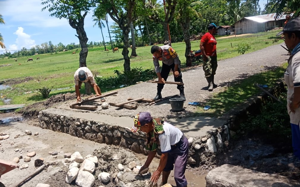 Bhabinkamtibmas Kamanasa Bareng Warga Binaannya Gotong Royong Perbaiki Saluran Drainase