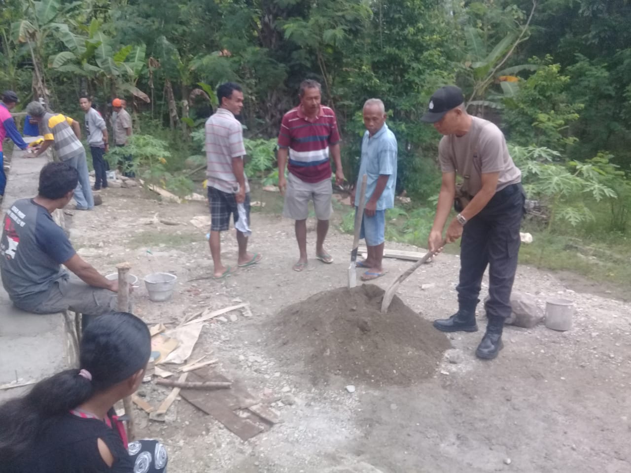 Gotong Royong di Gereja, Bhabinkamtibmas Umanen Ajak Warga Sambut Paskah dan Pemilu dengan Damai