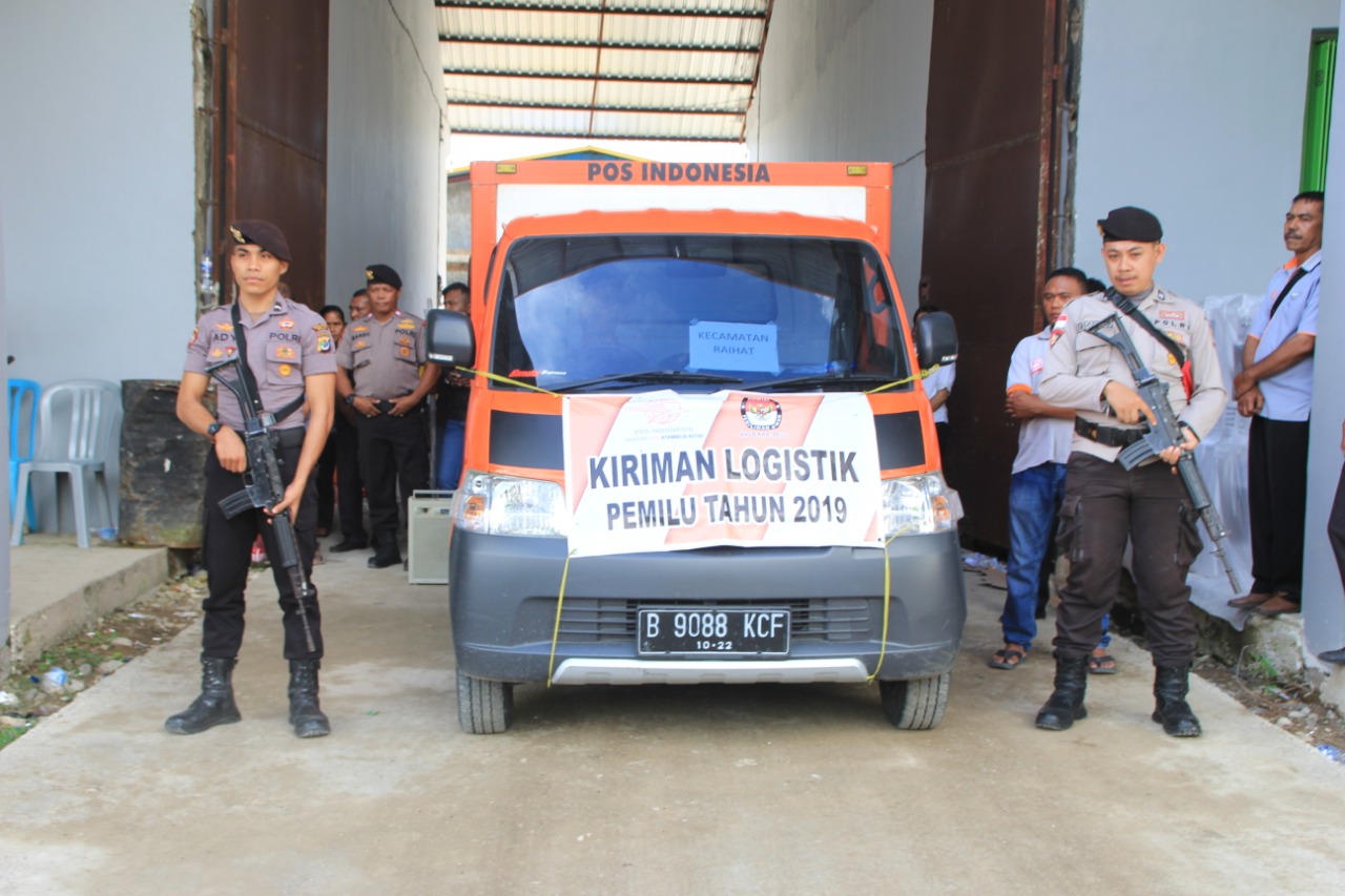 Hari Pertama Distribusi, Anggota Polres Belu Kawal Logistik Pemilu 2019 ke Enam Kecamatan Terjauh