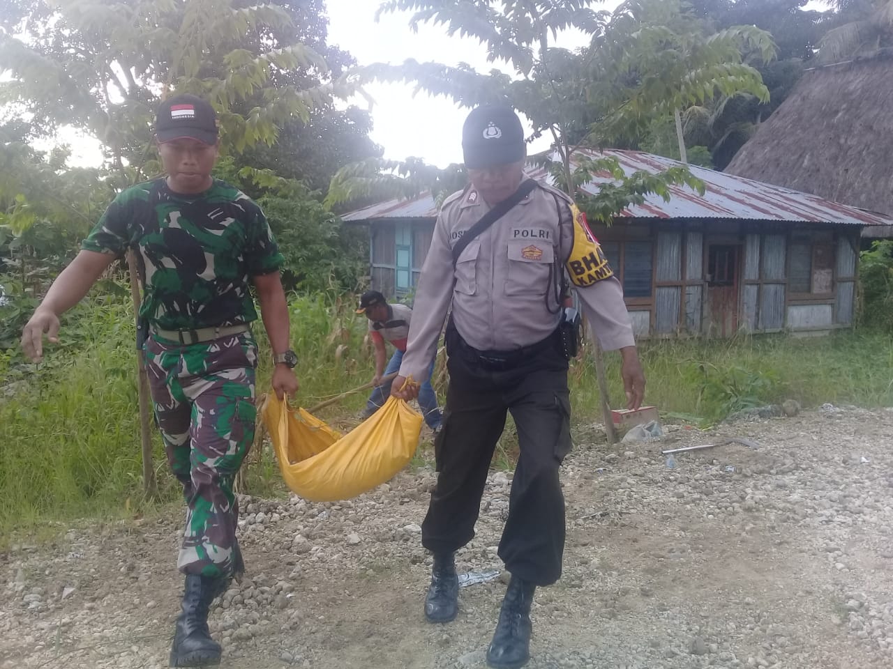 Bhabinkamtibmas Asumanu Bareng Satgas Pamtas Yon R 408/SBH, Gotong Royong Perbaiki Jalan yang Rusak