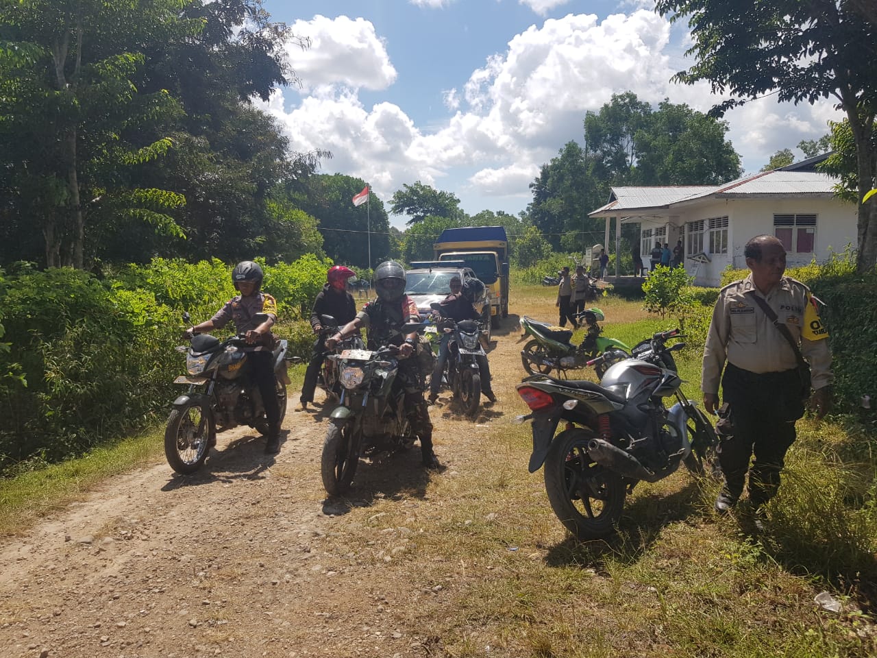 Bareng TNI, Anggota Polres Belu Kawal Logistik Pemilu Hasil Pleno PPK