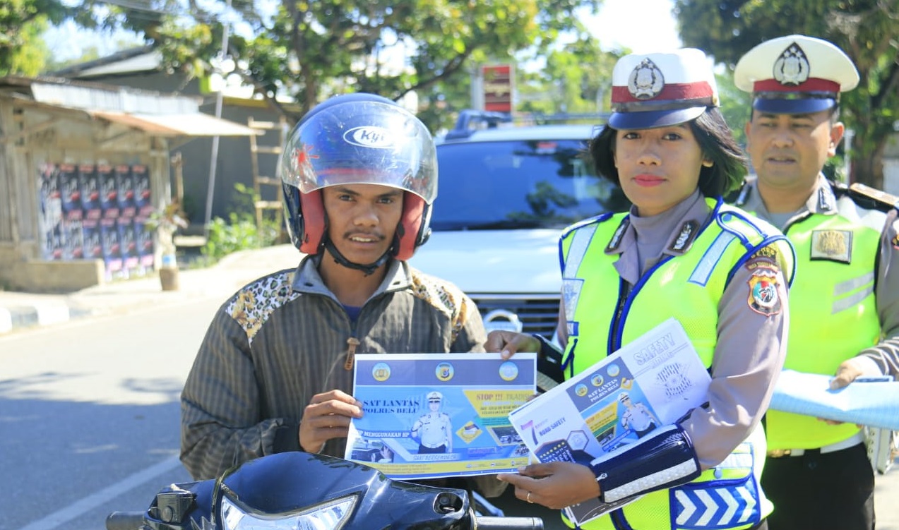 Tutup Ops Keselamatan 2019, Sat Lantas Polres Belu Turun ke Jalan Bagi-bagi Pamflet Kamseltibcar Lantas