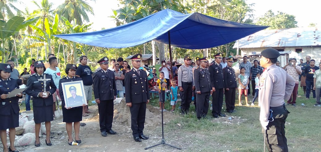 Wakili Kapolres Belu, Kapolsek Malaka Tengah Pimpin Upacara Pemakaman Alm. Peltu Purn. Benyamin Nahak