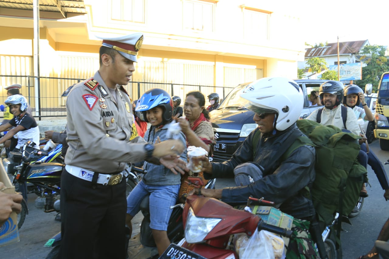 Indahnya Kebersamaan, Polres Belu Bagi-bagi Takjil ke Pengendara Jelang Berbuka Puasa