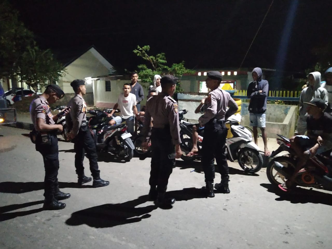 Patroli Malam Minggu, Sat Sabhara Polres Belu Bubarkan Belasan Remaja Yang Nongkrong di Jalan