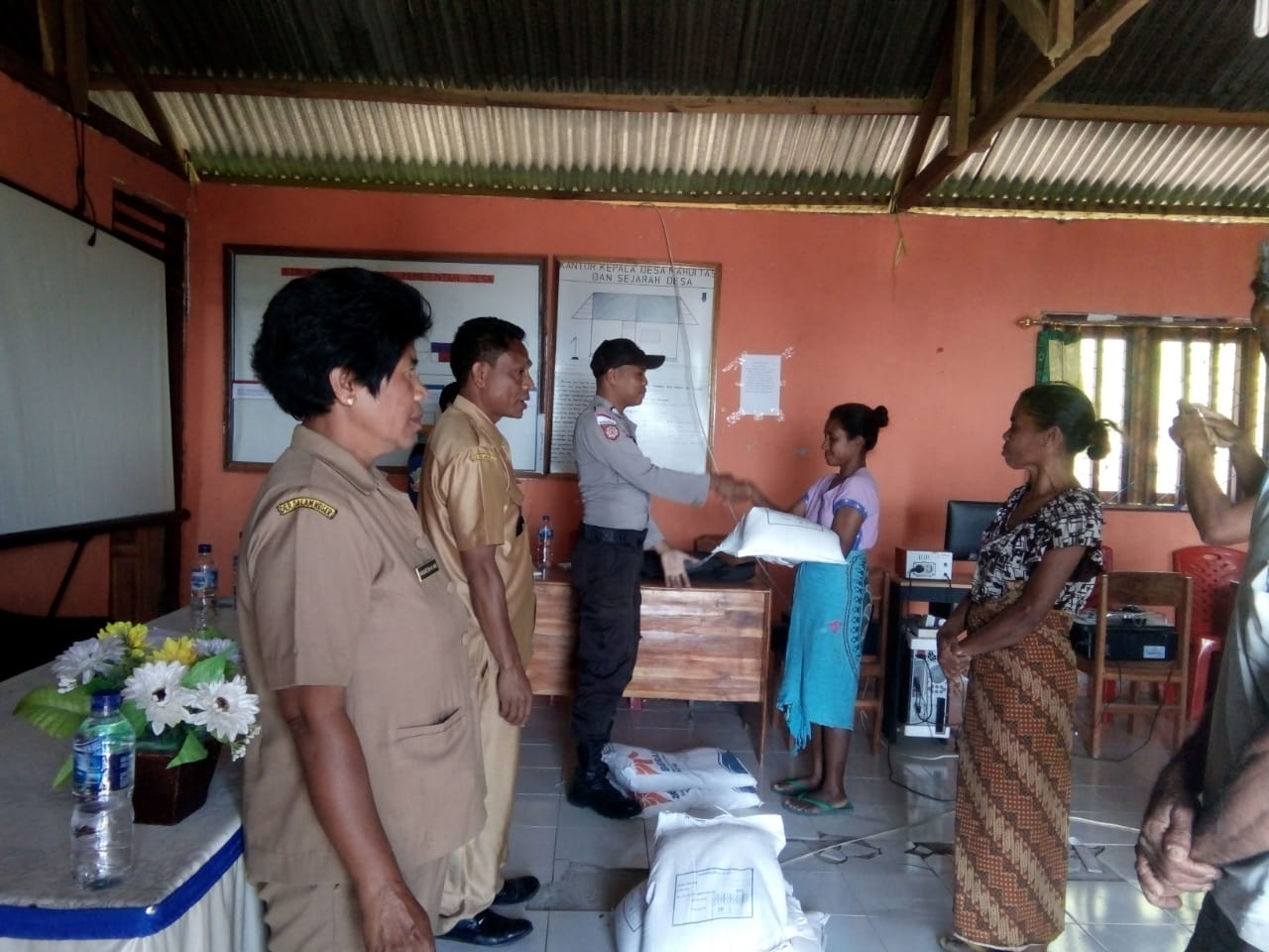 Bhabinkamtibmas Kewar Polres Belu, Kawal Penyaluran Rastra Tahap II di desa Mahuitas