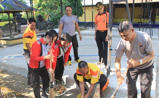 Bakti Religi di Hari Bhayangkara ke-73, Wakapolres Belu Pimpin Anggota Bersih-bersih di Tempat Ibadah