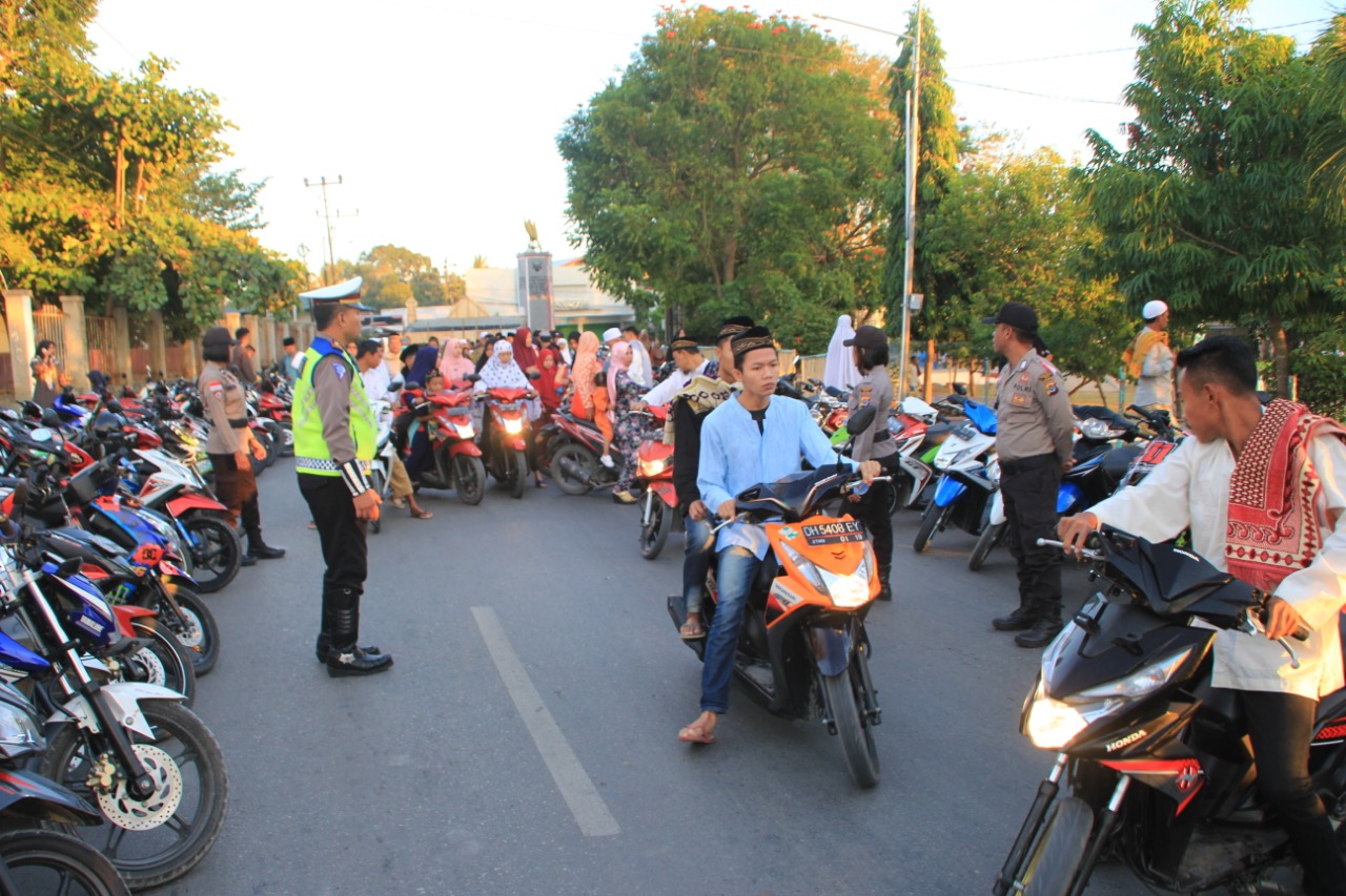 Dilapangan Umum Atambua, Personil Polres Belu dan Brimob Amankan Sholat Idul Fitri 1440 H