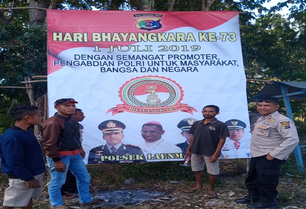 Bareng Masyarakat, Polres Belu dan Jajaran Pasang Spanduk Ucapan Hari Bhayangkara ke-73