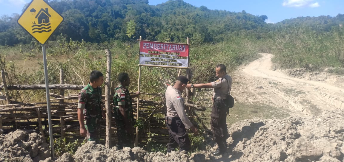 Lewat Spanduk Imbauan, Aparat Polsek Tasifeto Timur dan Satgas Pamtas Larang Warga Berwisata ke Air Terjun Wemata Timor Leste