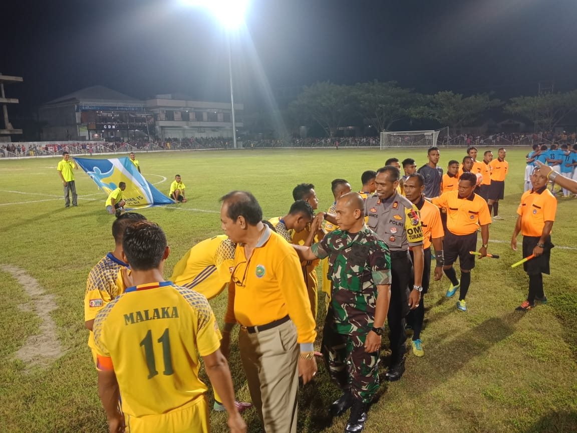 Wakili Kapolres Belu, Kabag Sumda Hadiri Pertandingan Uji Coba dan Pemberkatan Lapangan Umum Betun