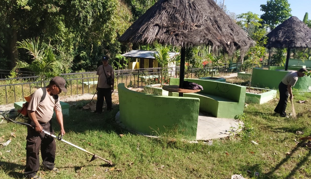 HUT Bhayangkara ke 73, Polsek Raihat Bersih-bersih di Tempat Wisata dan Tempat Ibadah