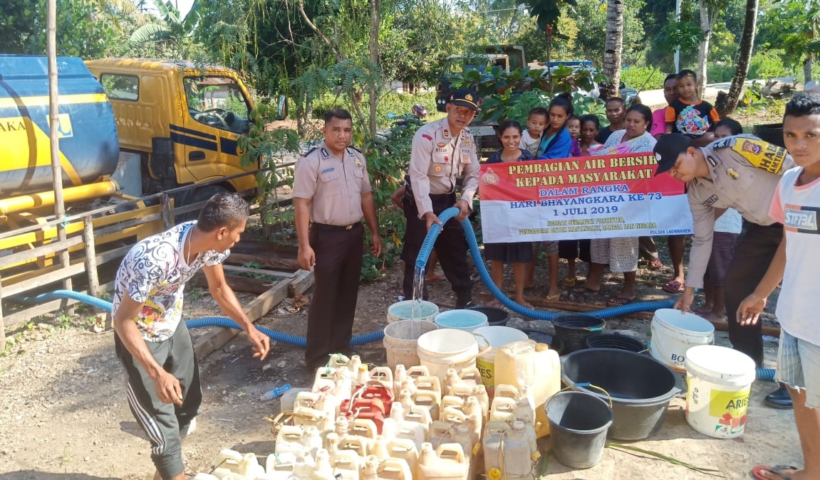 HUT Bhayangkara ke 73, Polsek Laenmanen Salurkan Air Bersih untuk Masyarakat